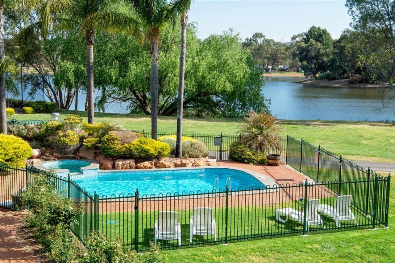 Hotel Clare Country Club Exteriér fotografie